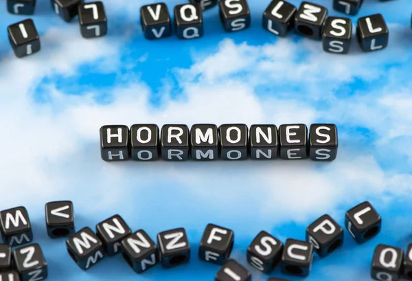La palabra cara Hormonas en el fondo del cielo —  Fotos de Stock