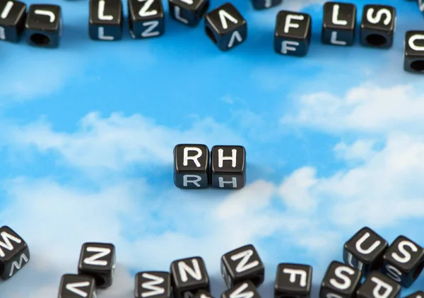 Slovo Rh na obloze na pozadí — Stock fotografie
