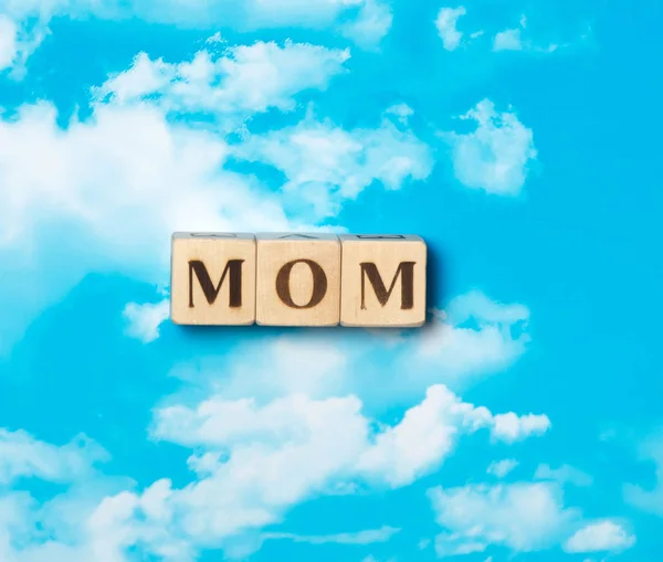 Mama słowo na tle nieba — Zdjęcie stockowe