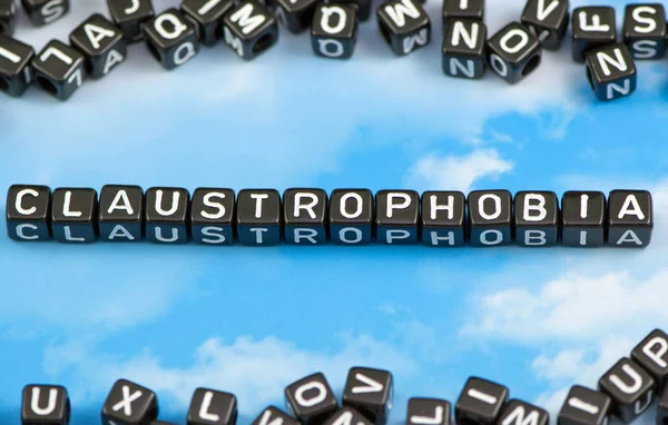 La palabra Claustrofobia en el fondo del cielo —  Fotos de Stock
