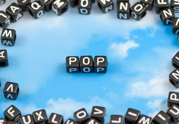 Слово pop на фоні неба — стокове фото