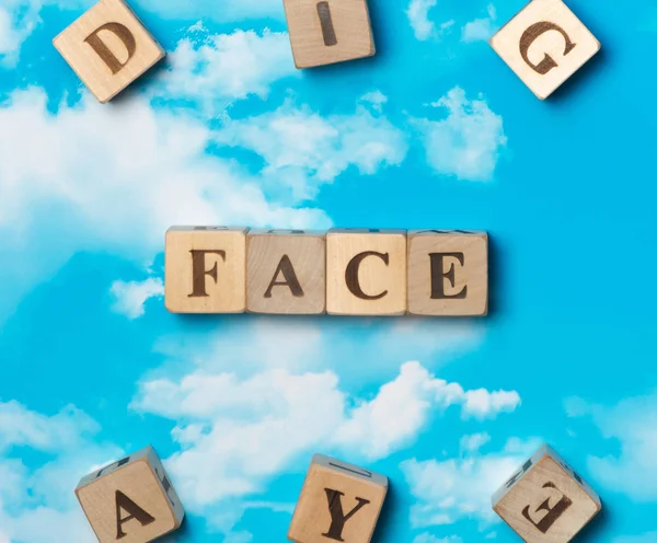 Слово Face на фоне неба — стоковое фото