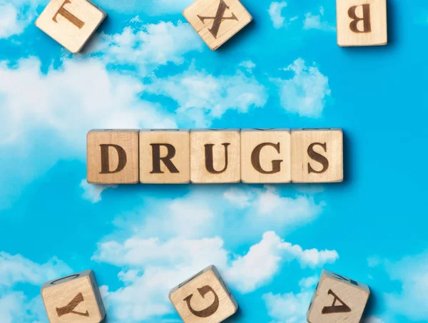 Het woord drugs op de hemelachtergrond — Stockfoto