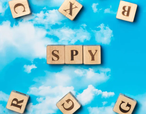 La palabra espía en el fondo del cielo — Foto de Stock
