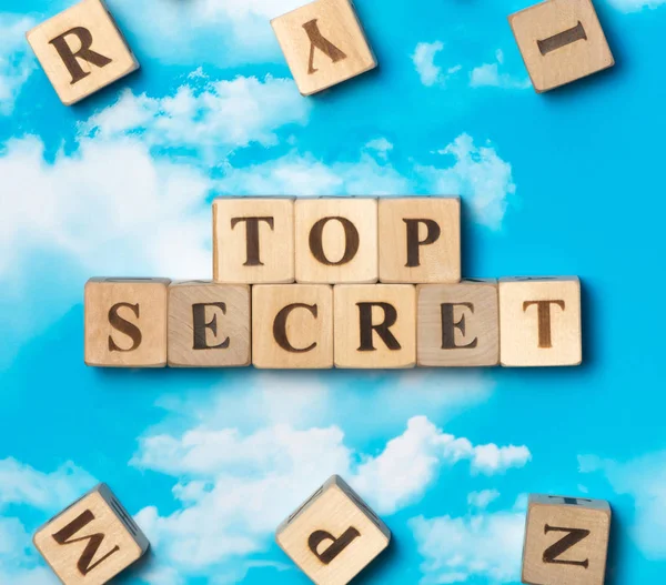 Le mot top secret sur le fond du ciel — Photo