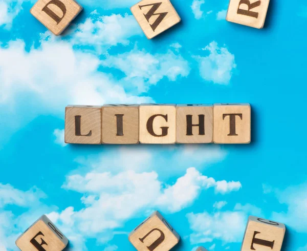 La parola luce sullo sfondo del cielo — Foto Stock
