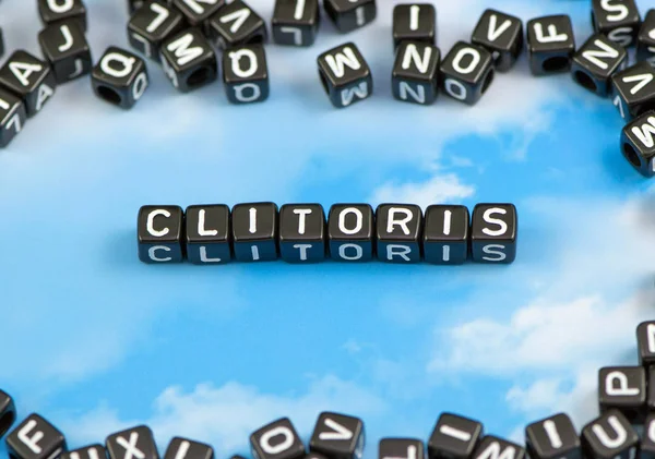 Das Wort Klitoris auf dem Himmelshintergrund — Stockfoto