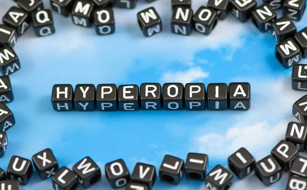 A palavra hipermetropia no fundo do céu — Fotografia de Stock