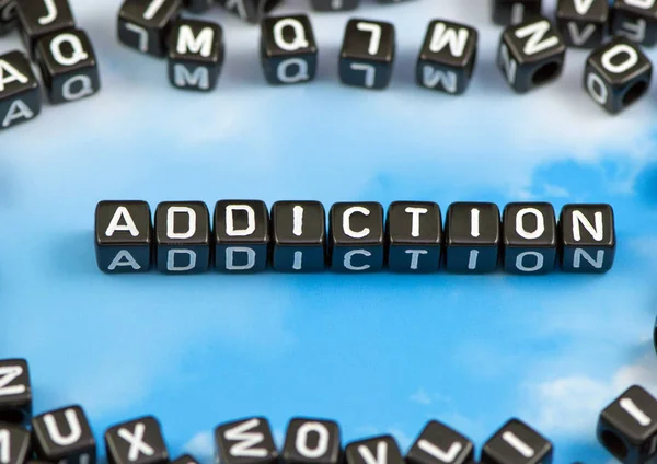 Ordet Addiction på sky bakgrunden — Stockfoto