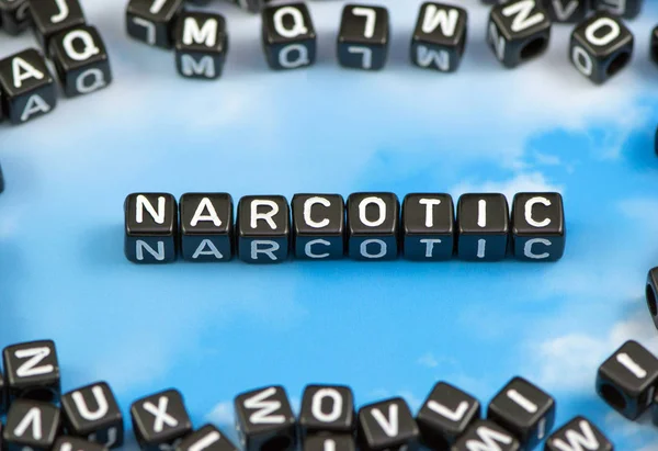 Det ordet narkotiska på sky bakgrunden — Stockfoto