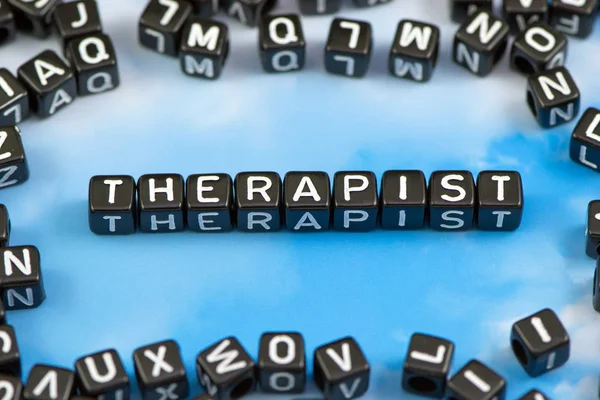 Gökyüzü arka plan üzerinde kelime terapist