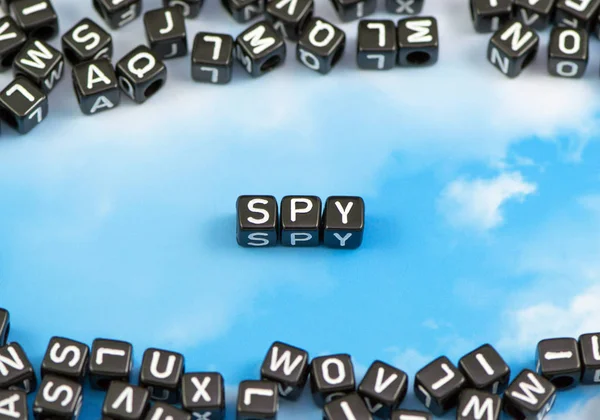 La palabra espía en el fondo del cielo — Foto de Stock