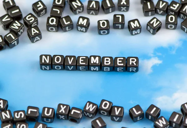 Le mot novembre sur le fond du ciel — Photo