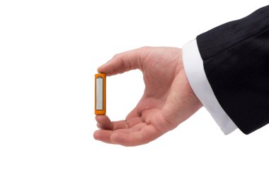 Beyaz bir arka plan üzerinde elinde pil
