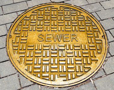 Ambar kapağı üzerinde kelime kanalizasyon