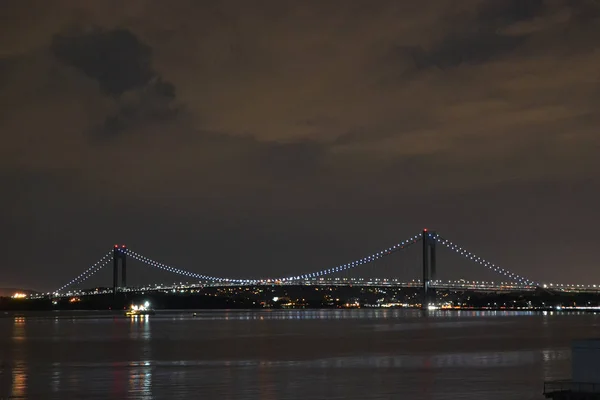 Γέφυρα Γέφυρα Verrazano στενεύει τη νύχτα — Φωτογραφία Αρχείου