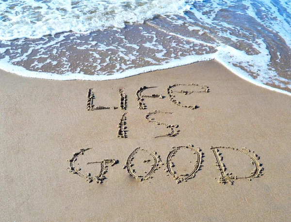 Het woord leven is goed op de achtergrond van het strand — Stockfoto