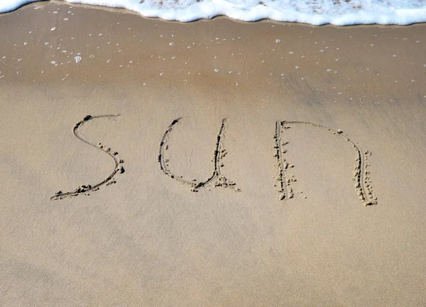 De woord-zon op het strand-achtergrond — Stockfoto
