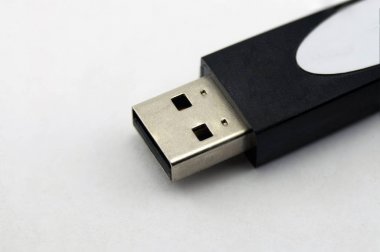 Beyaz bir arka plan üzerinde Flash sürücü yakın çekim