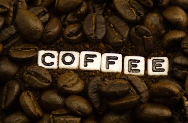 Kahve kelime tahıl bir arka plan üzerinde