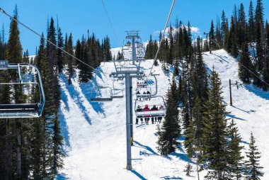 Ski lift kayakçı Colorado taşıyan