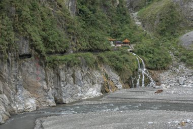 Kızıl tapınak bir uçurumun üzerinde
