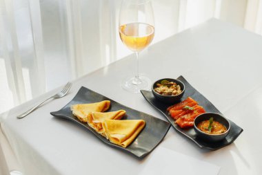 Kırmızı balıklı gözleme, havyar ve beyaz şarap.