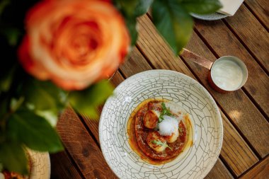 Sebze tartarlı ızgara deniz tarağı.