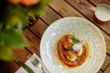 Sebze tartarlı ızgara deniz tarağı.