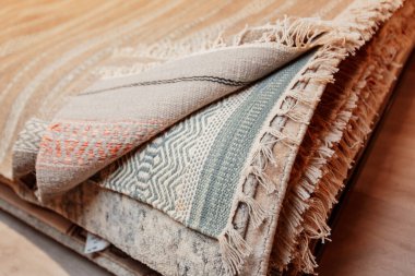 Mağazada satılık güzel halılar var.