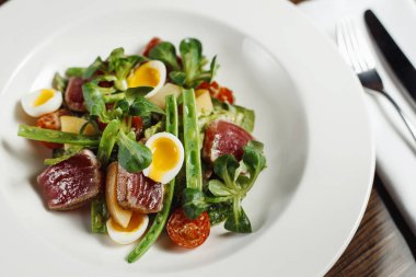 Ton balıklı salata, bıldırcın yumurtası, kiraz domatesleri, patates, yeşil fasulye ve fasulye salatası.