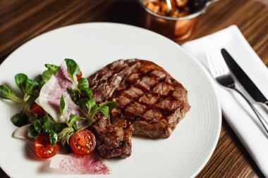 Tahtada mermer biftek pirzolası.