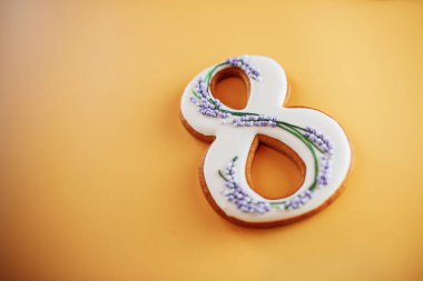 Sarı arka planda sekiz zencefilli kurabiye.