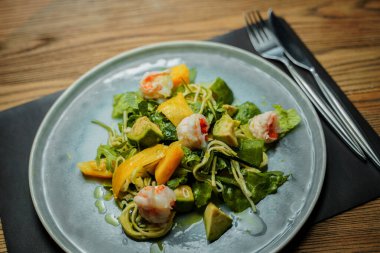 Kral karides salatası portakal, avokado ve bitkilerle