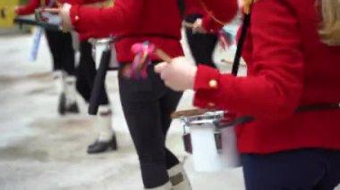 Festivalde çalan kadın davulcuların görüntüsü 