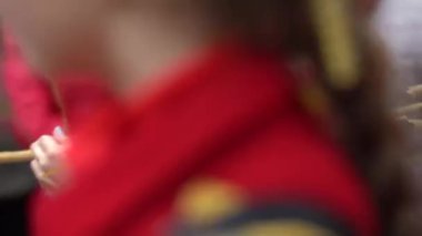 Festivalde çalan kadın davulcuların görüntüsü 