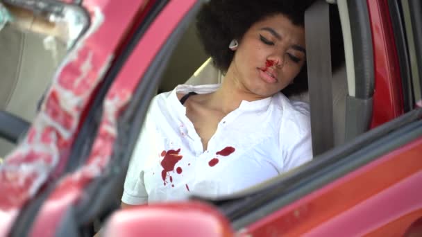 Zwart Meisje Met Afro Kapsel Met Bloed Haar Gezicht Shirt — Stockvideo