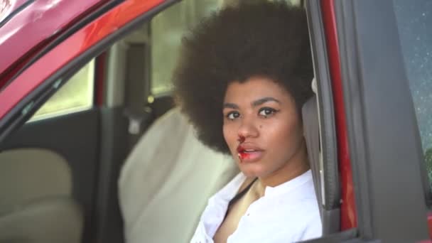 Black Girl Afro Hairstyle Blood Her Face Shirt Wakes Accident — Stock Video