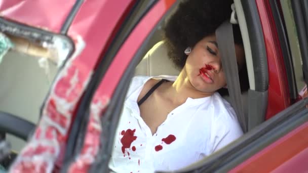 Черная Девушка Прической Афро Кровью Лице Рубашке Просыпается После Аварии — стоковое видео