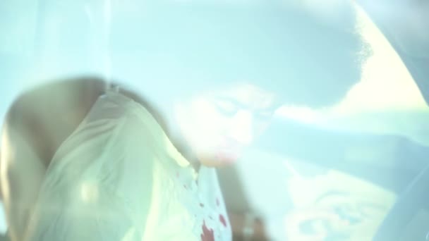 Черная Девушка Прической Афро Кровью Лице Рубашке Просыпается После Аварии — стоковое видео