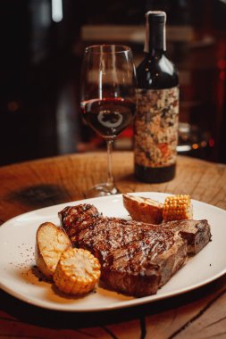 Taze et ve şarap masada.