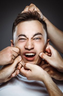 Eller genç adamı parçalıyor. Stüdyo çekimi 