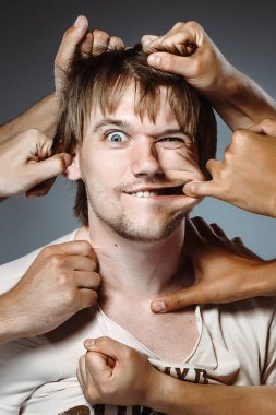 Eller genç adamı parçalıyor. Stüdyo çekimi 