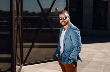 Genç adam şehirde poz veriyor.