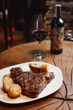 Taze et ve şarap masada.