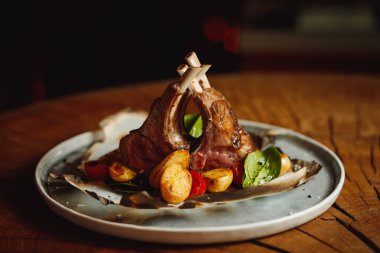 Taze kızarmış et ve sebzeler masada.