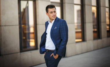 Takım elbiseli genç adam.