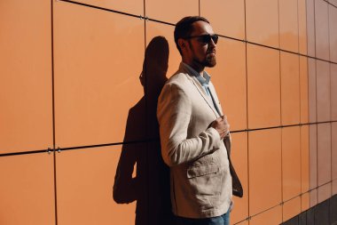 Genç adam şehirde poz veriyor.