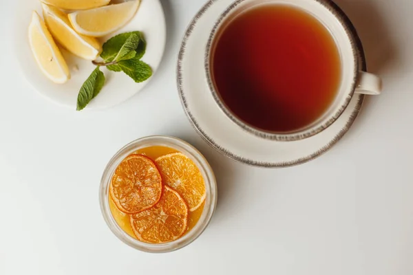 Tee Mit Zitronen Auf Dem Tisch — Stockfoto