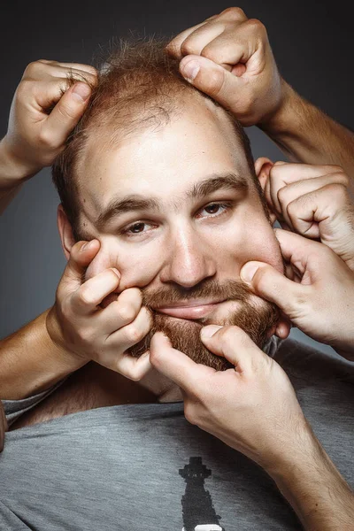 Hände Reißender Junger Mann Studiodreh — Stockfoto